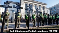 Напоминание о том, что в случае военного вторжения будут погибать не только украинские, но и российские солдаты. Акция протеста у здания посольства России в Киеве 22 февраля