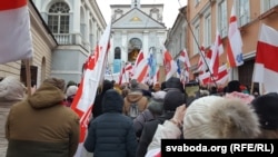 Калёна ўдзельнікаў перапахаваньня Каліноўскага перад Вострай Брамай у Вільні. Фота Сяргея Абламейкі