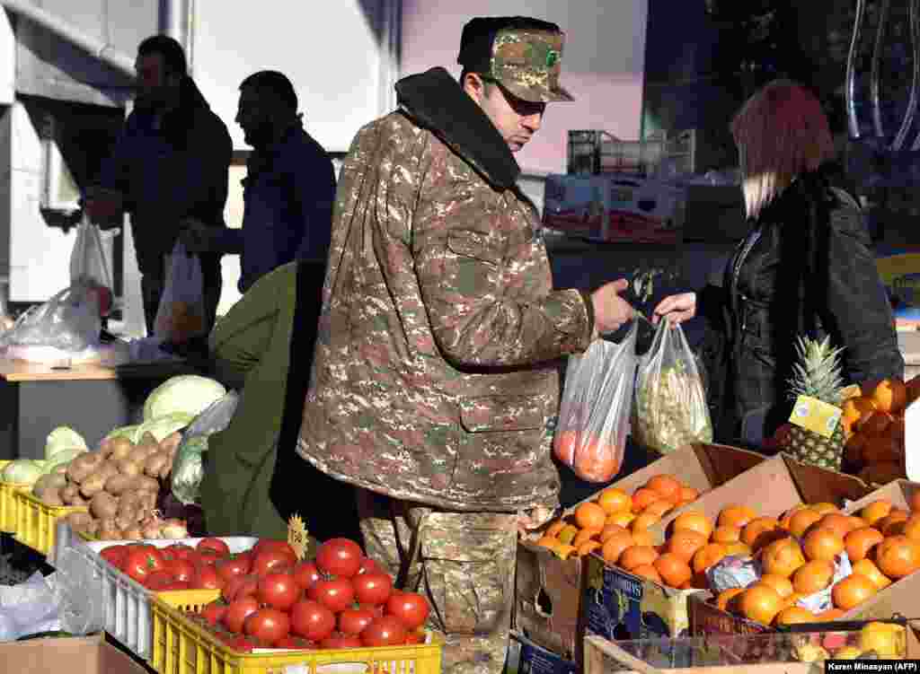 24 noyabr. Separatçı Dağlıq Qarabağ əsgərləri bazarlıq edərkən