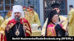 Сусьветны патрыярх Варфаламей (справа) і прадстаяцель ПЦУ, мітрапаліт Кіеўскі і ўсяе Украіны Епіфаній на тэрыторыі Сафійскага сабора, дзе яны правялі супольную літургію. Кіеў, 22 жніўня 2020 году