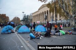 Намёты каля будынку парлямэнту Грузіі. Тбілісі, 25 лістапада 2024