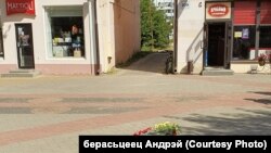 Кветкі на месцы расстрэлу пратэстоўцаў у Берасьці 