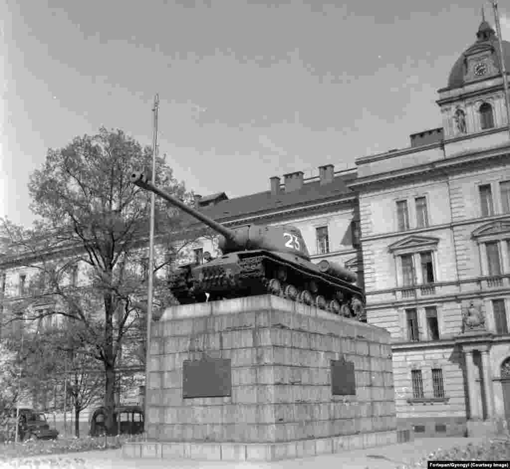 Помнік савецкім танкістам у Празе, сфатаграфаваны ў 1961 годзе. Танк быў знакаміта размаляваны ў ружовае мастаком Дэвідам Чэрным у красавіку 1991 году, а затым зьнесены ў чэрвені таго ж году.